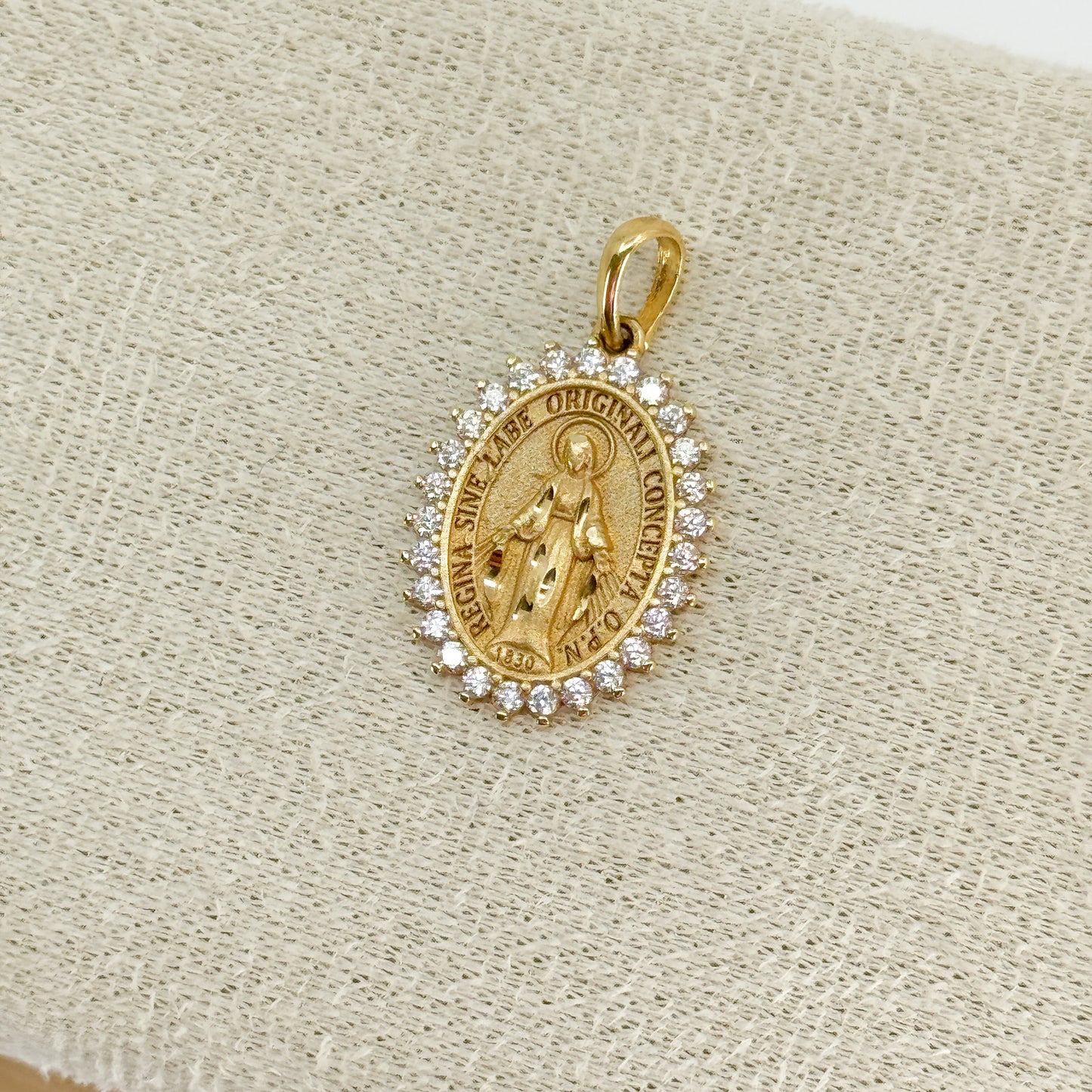 Dije Virgen Milagrosa Oval Brillante – Oro 18k