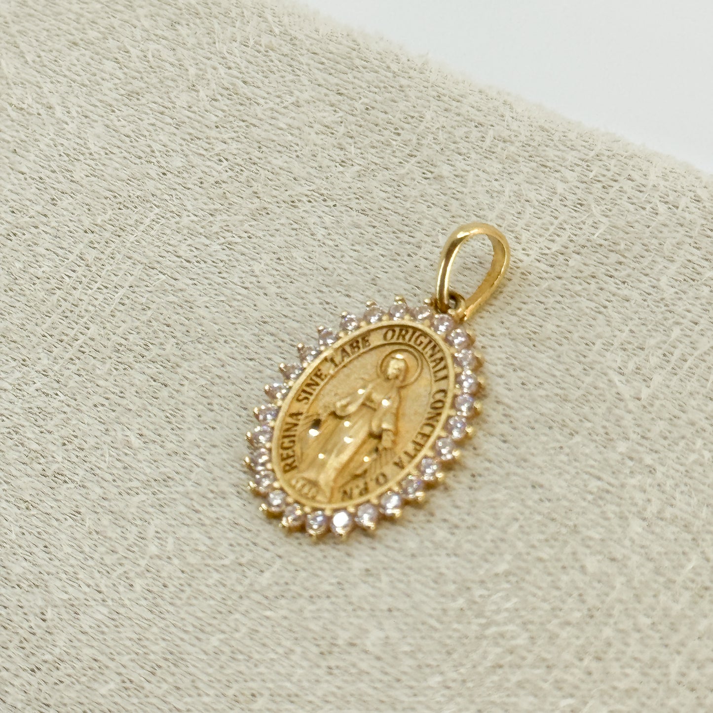 Dije Virgen Milagrosa Oval Brillante – Oro 18k