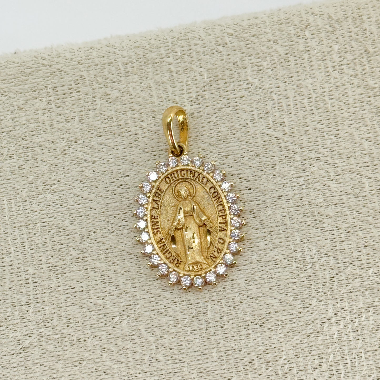 Dije Virgen Milagrosa Oval Brillante – Oro 18k