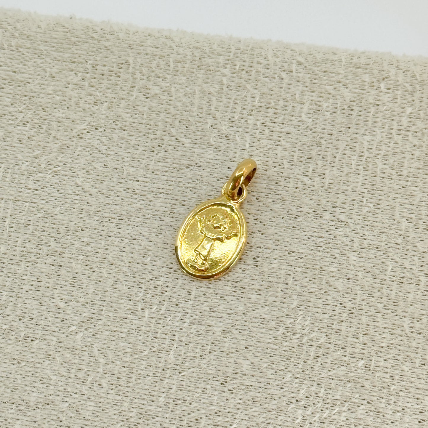 Dije Divino Niño en Alto Relieve – Oro 18k