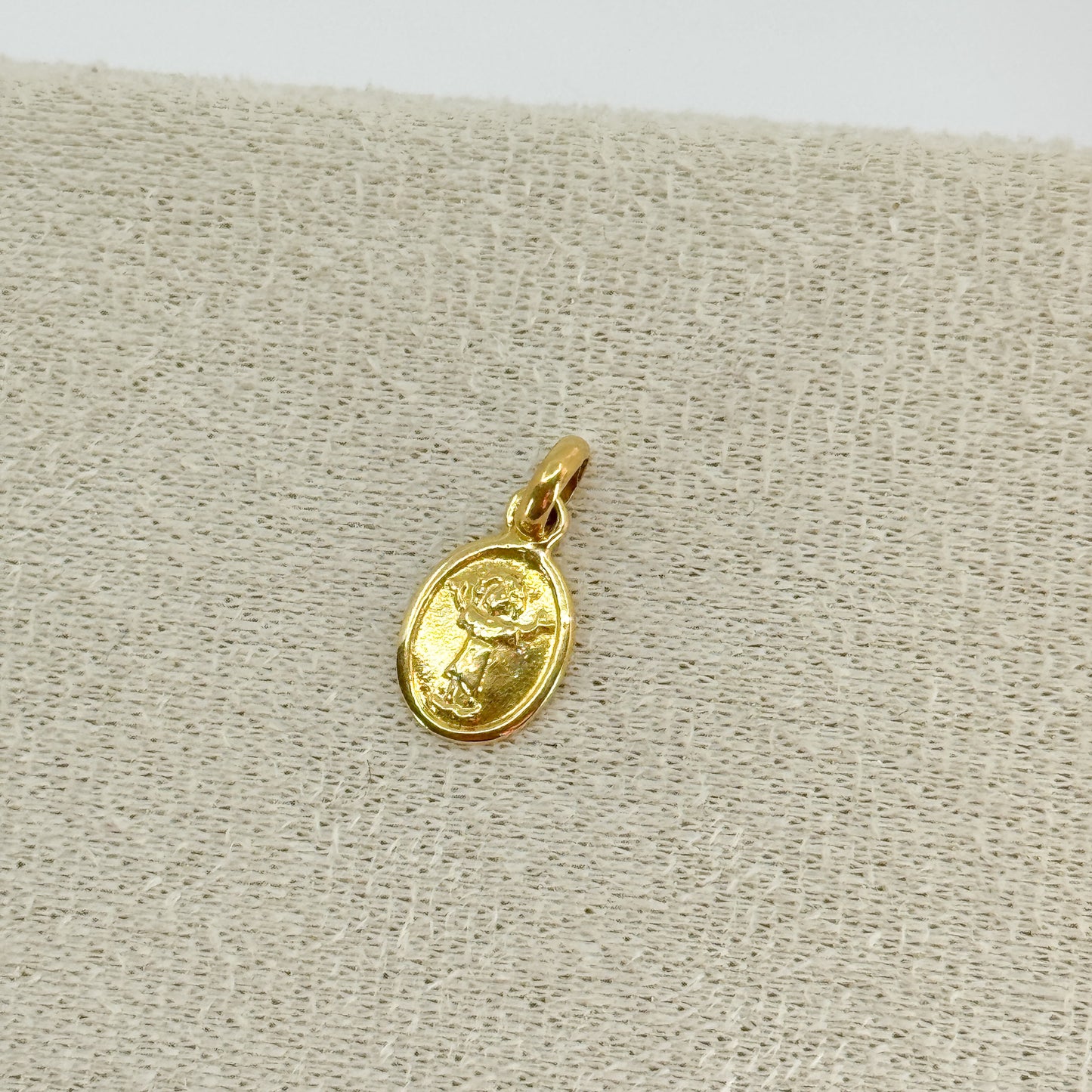 Dije Divino Niño en Alto Relieve – Oro 18k