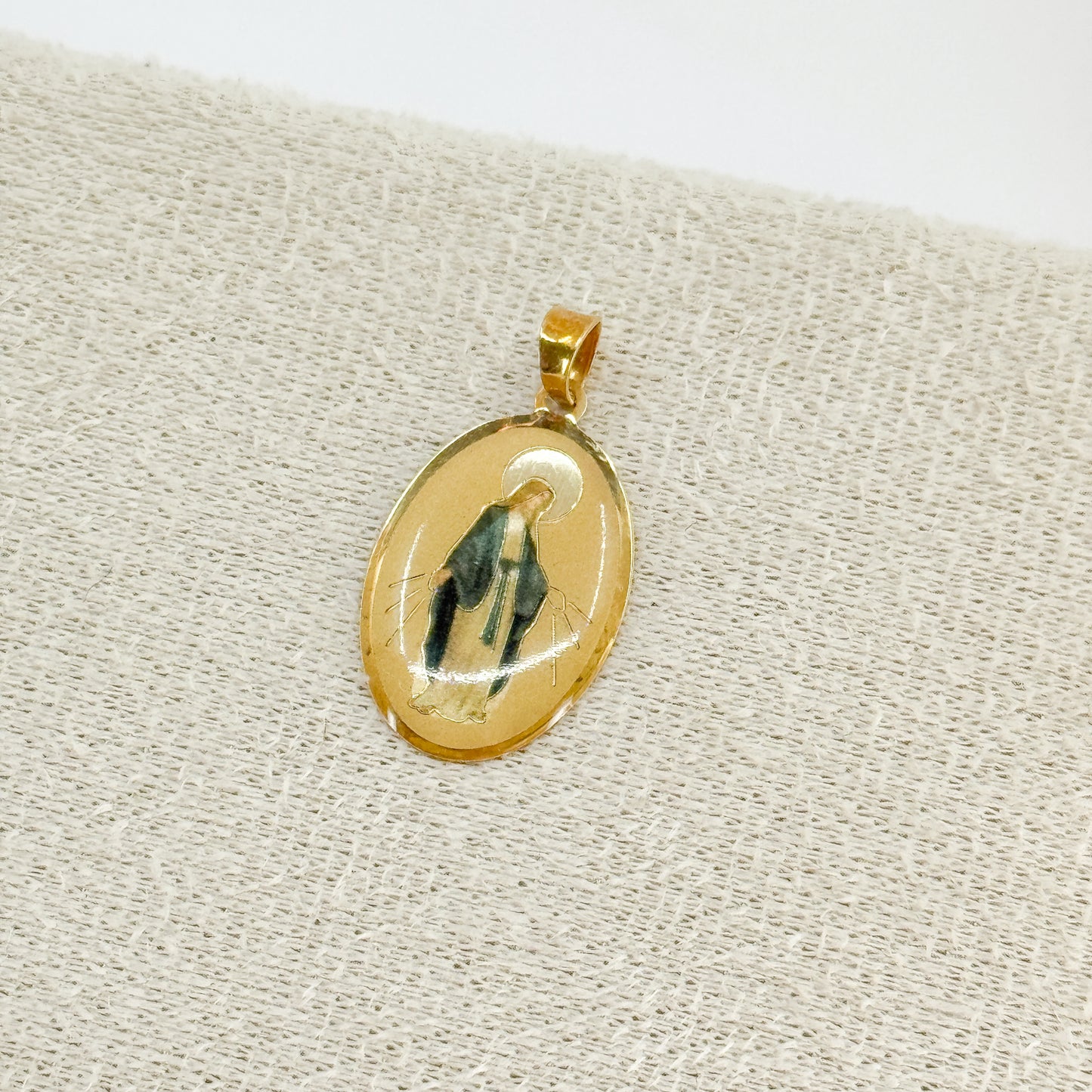 Dije Virgen Milagrosa Oval Color – Oro 18k