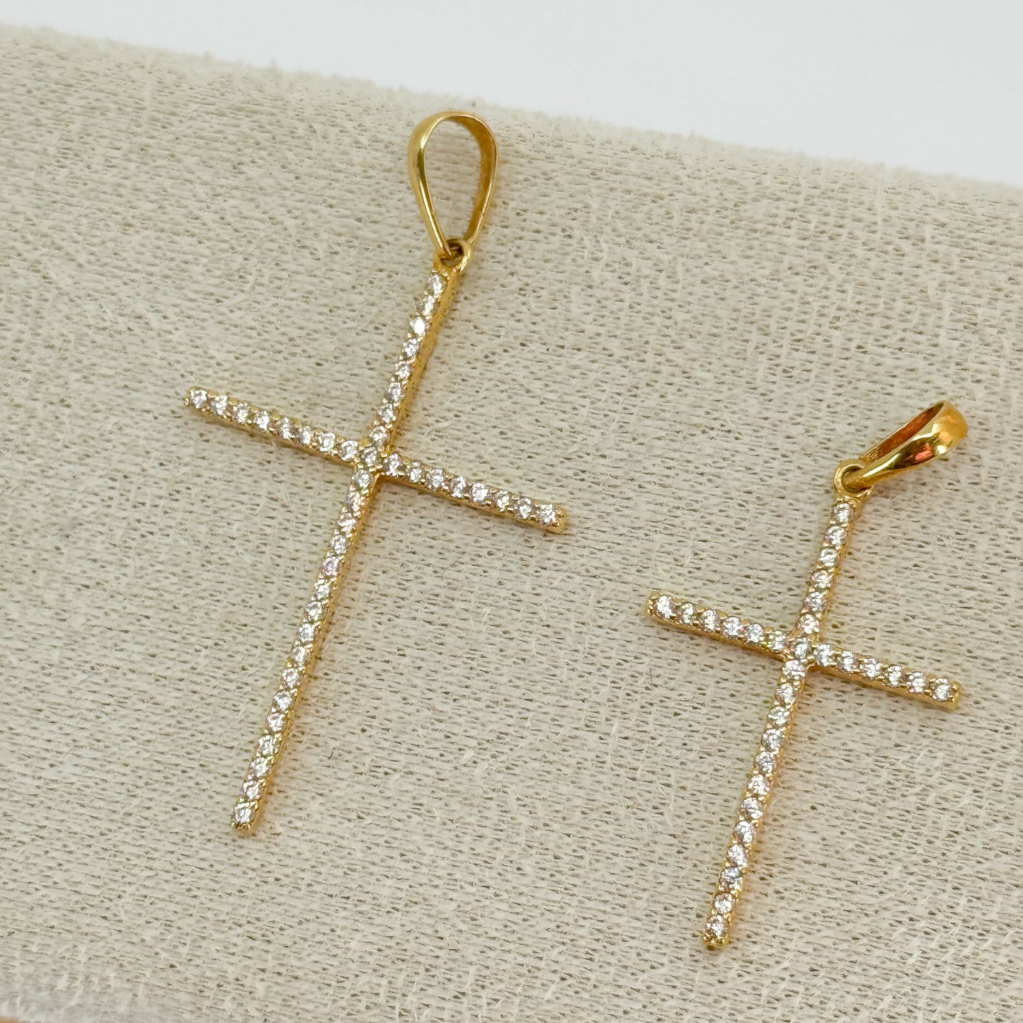 Dije Cruz Brillante – Oro 18k con Circones