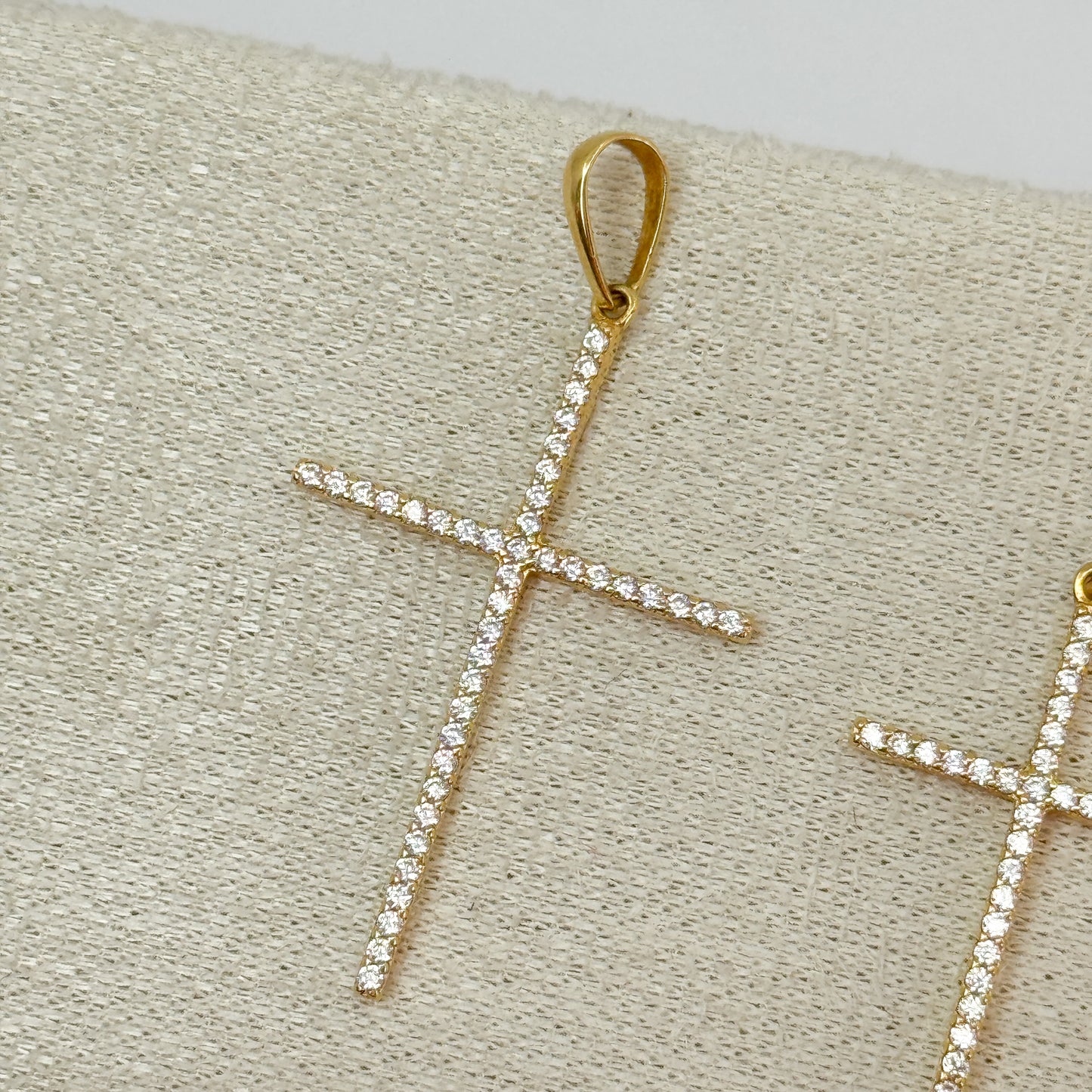 Dije Cruz Brillante – Oro 18k con Circones