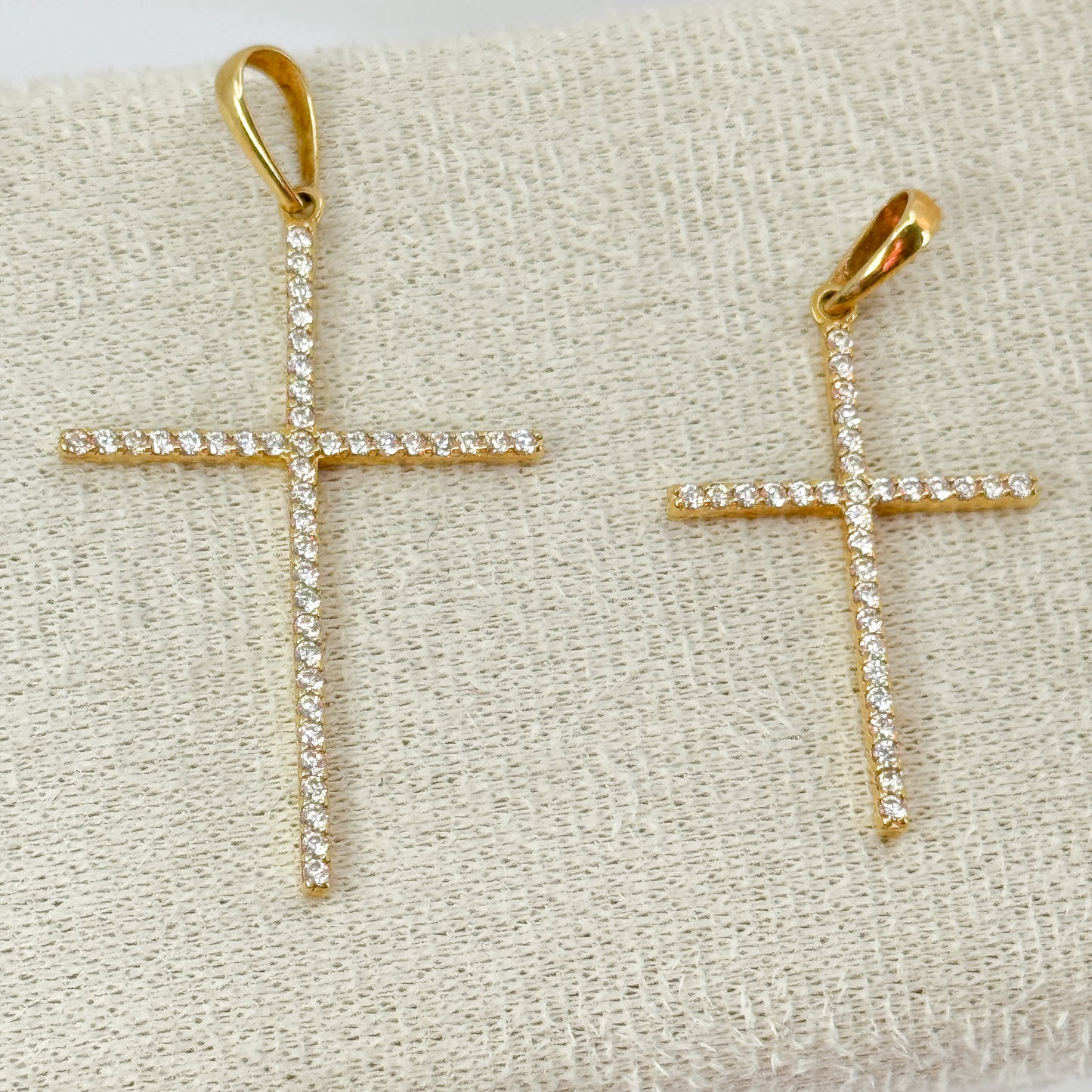 Dije Cruz Brillante – Oro 18k con Circones