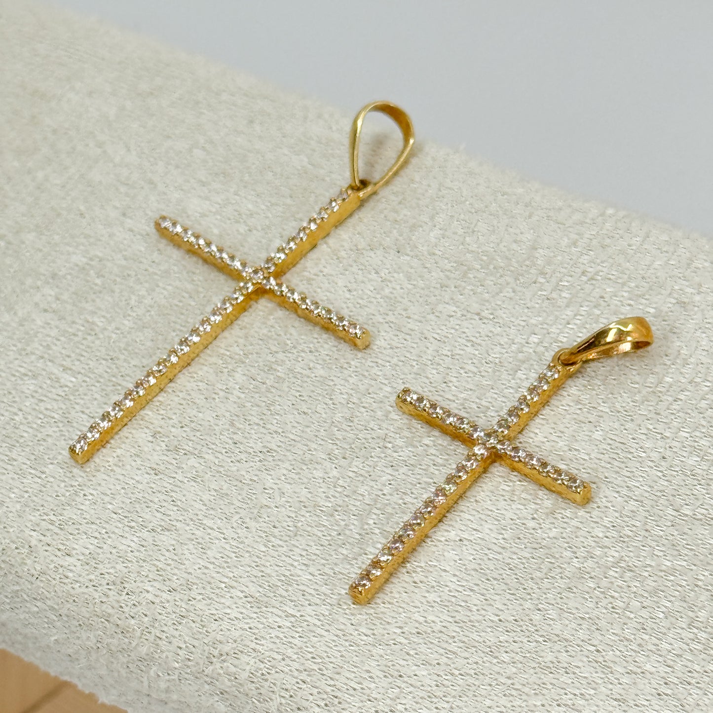 Dije Cruz Brillante – Oro 18k con Circones