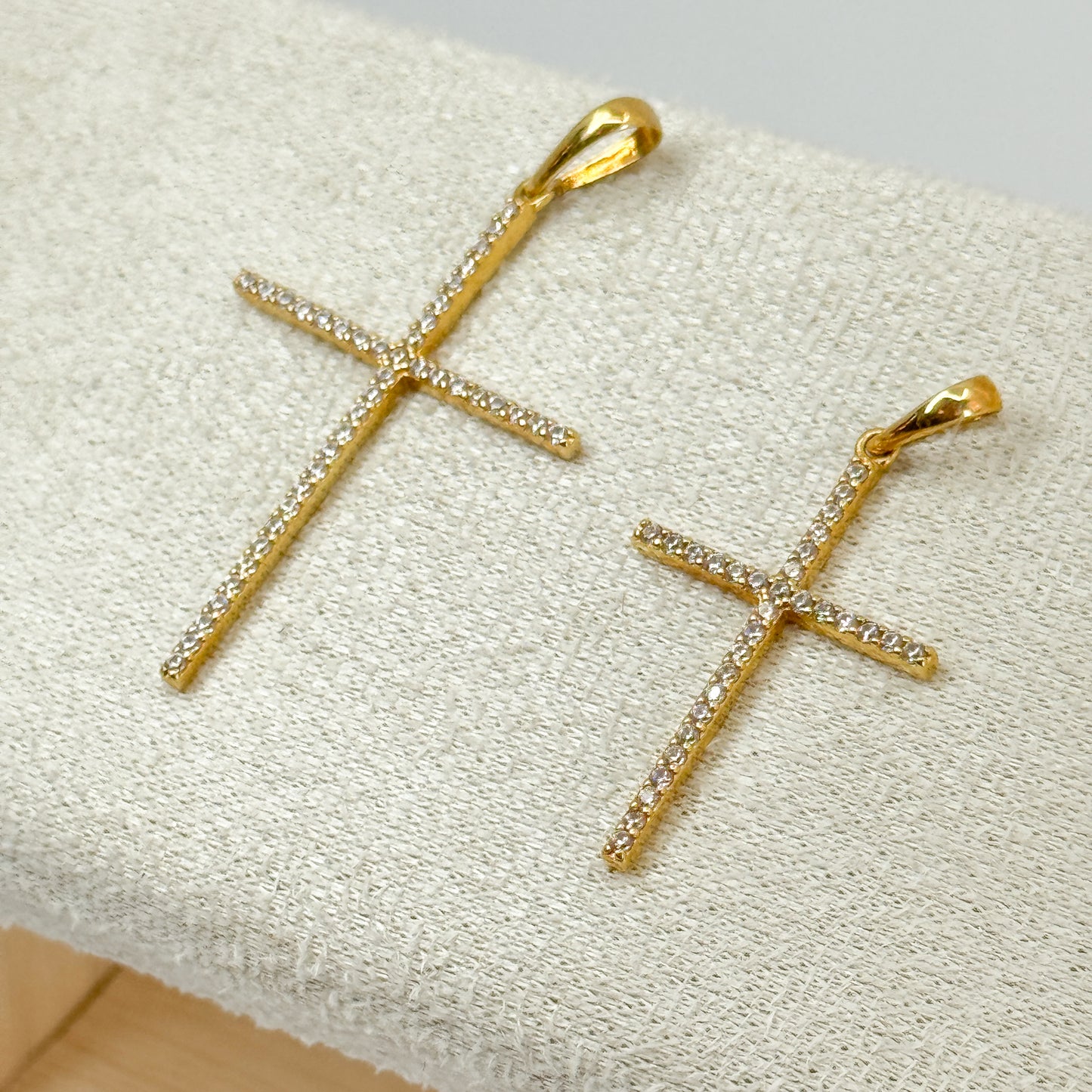 Dije Cruz Brillante – Oro 18k con Circones