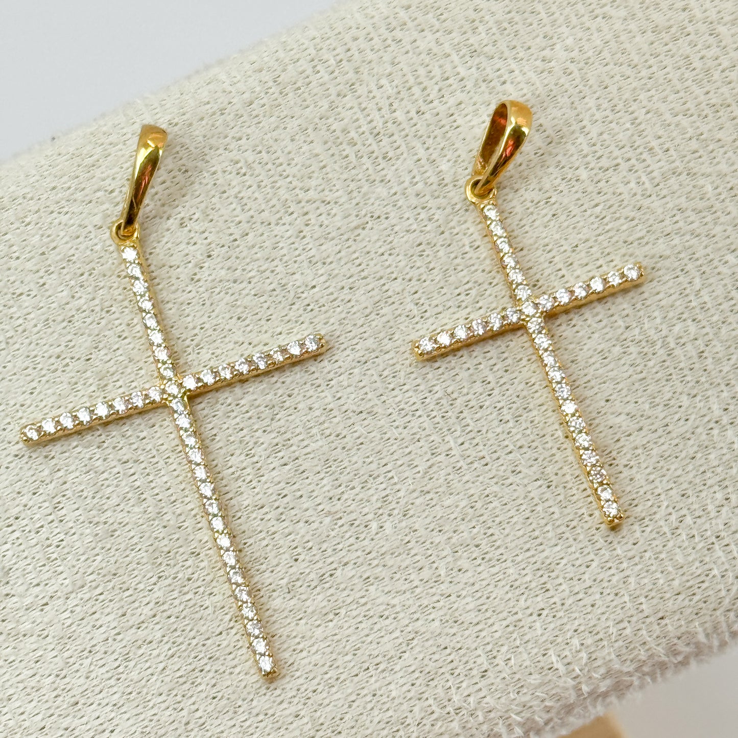 Dije Cruz Brillante – Oro 18k con Circones