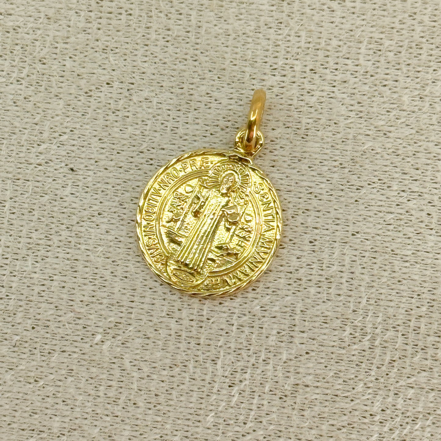 Dije Medalla San Benito Clásica – Oro 18k