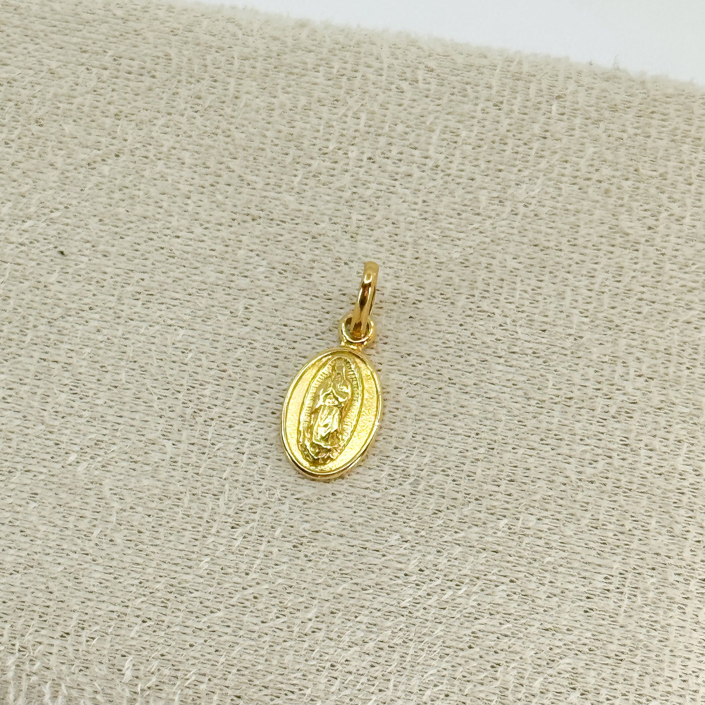 Dije Virgen de Guadalupe en Alto Relieve – Oro 18k