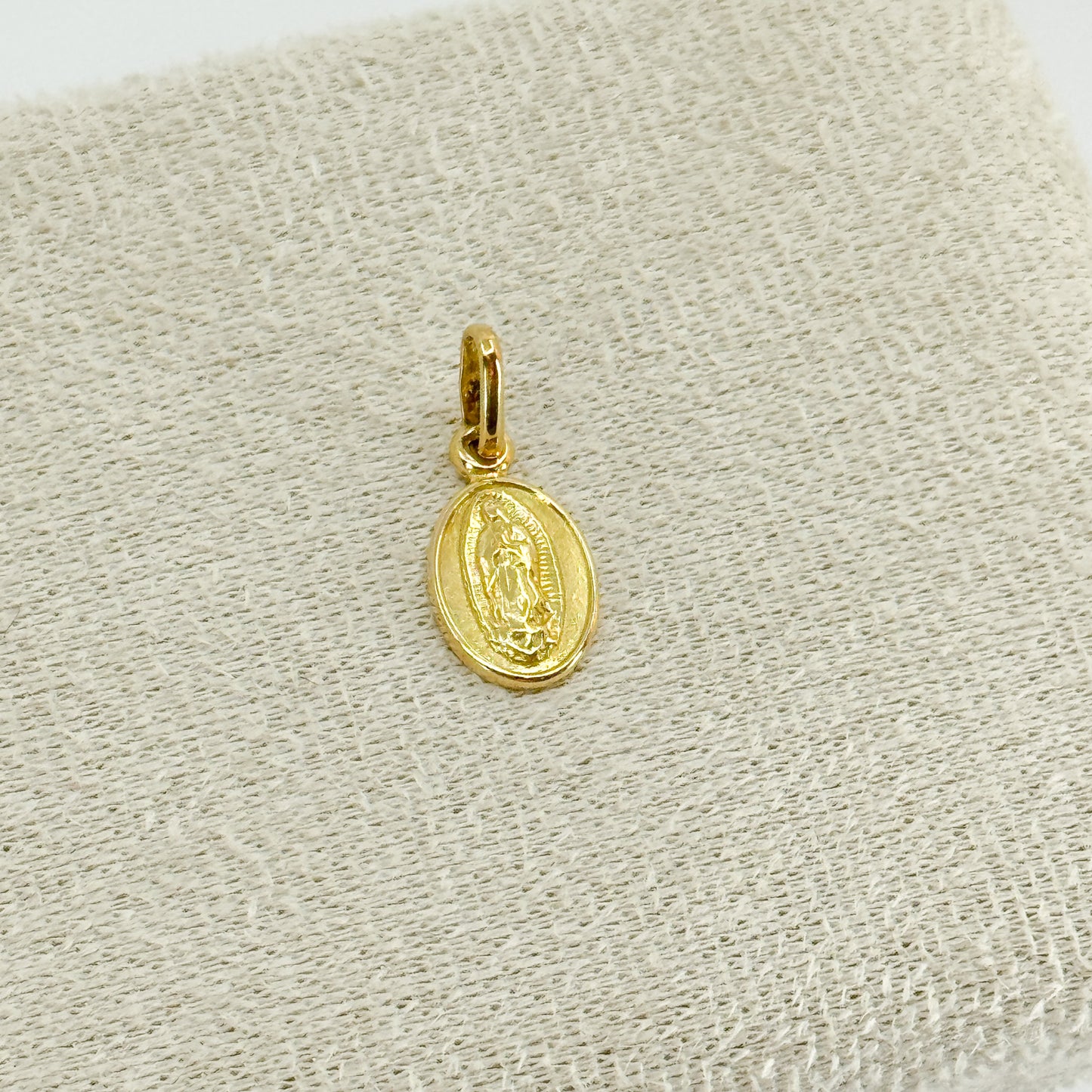 Dije Virgen de Guadalupe en Alto Relieve – Oro 18k
