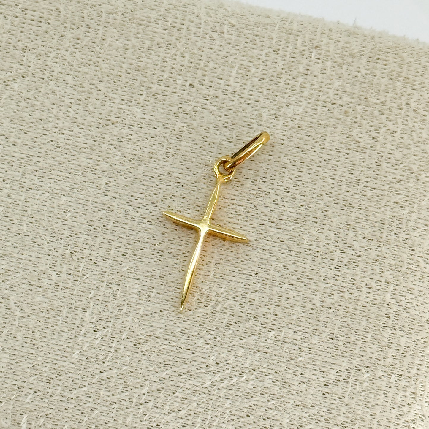 Dije Cruz Contorno Sagrado – Oro 18k