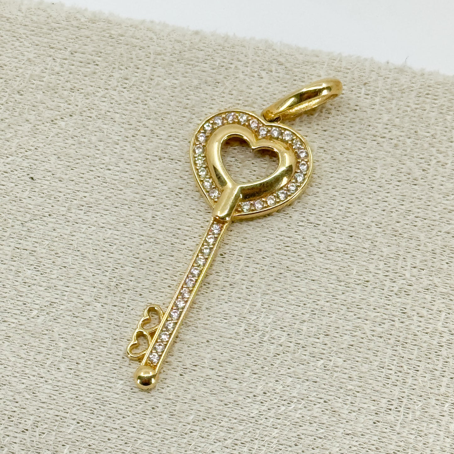 Dije Llave Corazón Brillante – Oro 18k