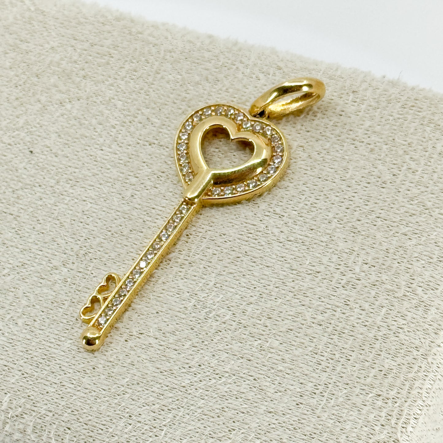 Dije Llave Corazón Brillante – Oro 18k