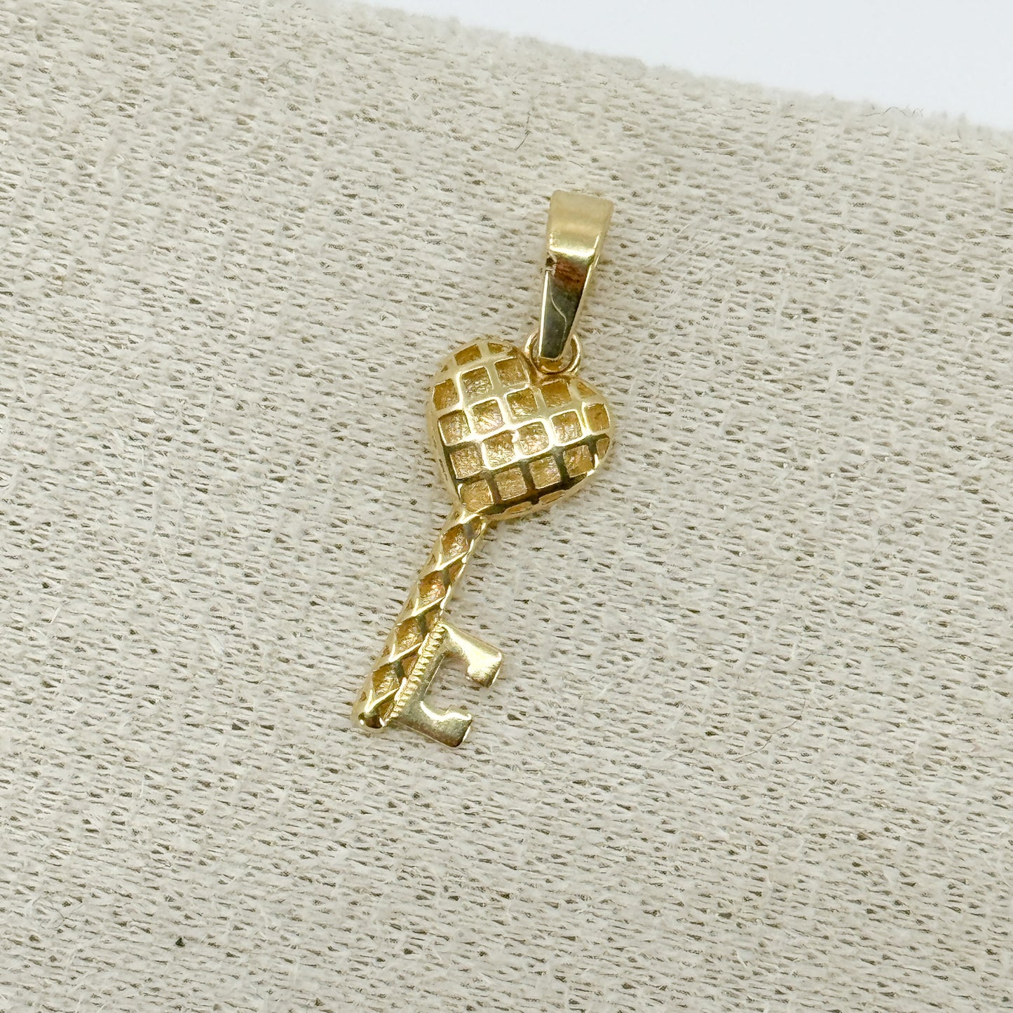 Dije Llave Doble Esencia – Oro 18k