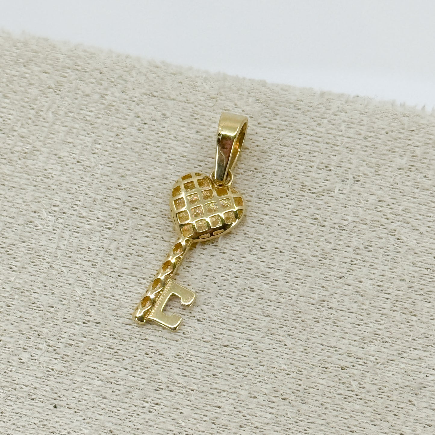 Dije Llave Doble Esencia – Oro 18k