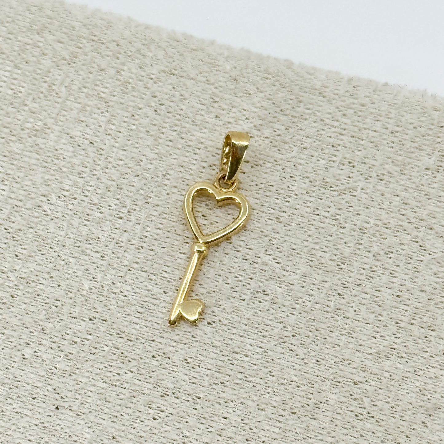 Dije Llave Corazón Doble – Oro 18k