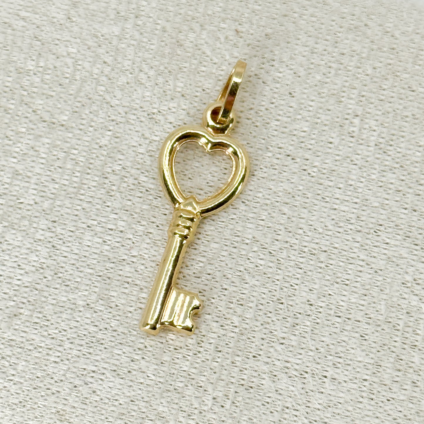 Dije Llave Corazón Sólido – Oro 18k