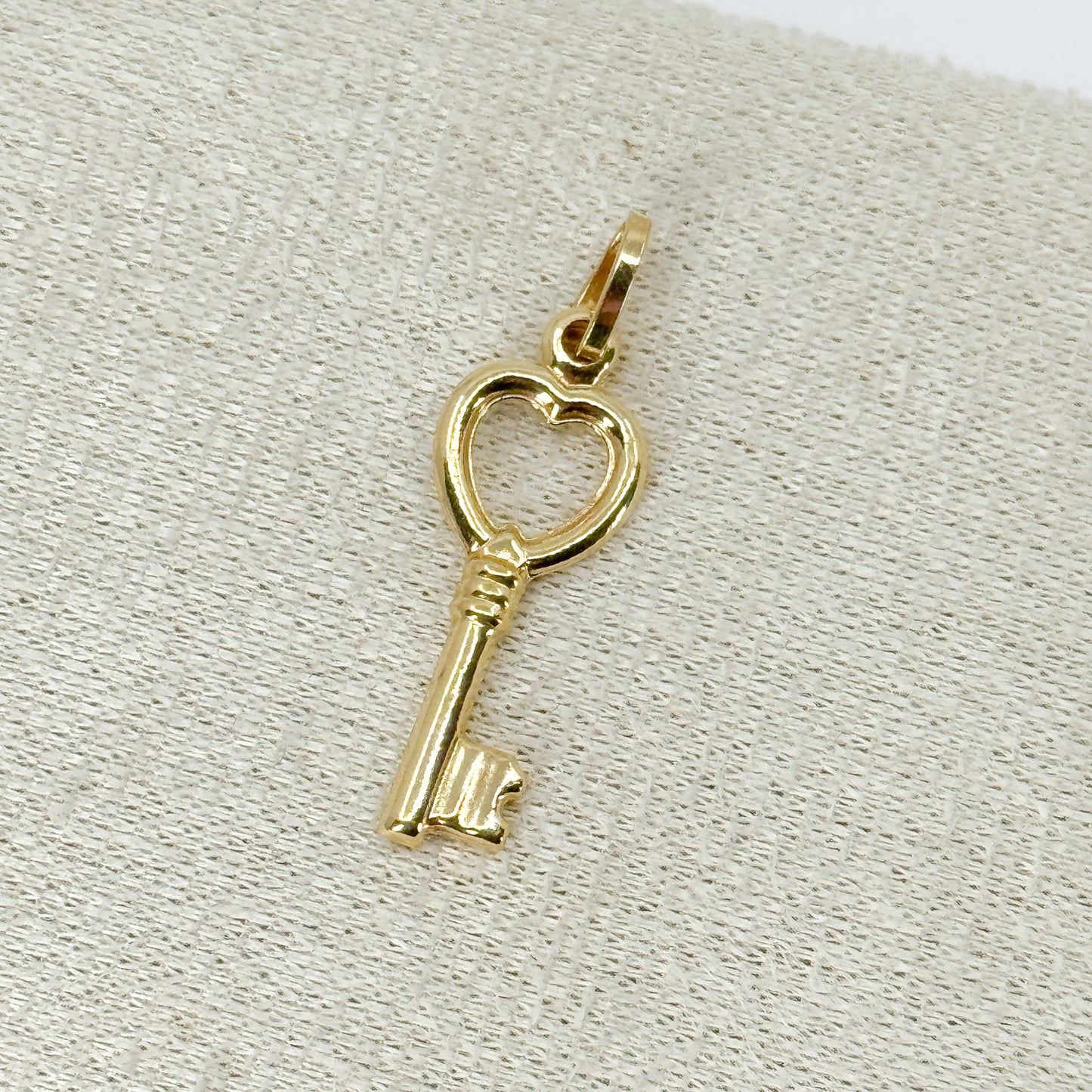 Dije Llave Corazón Sólido – Oro 18k