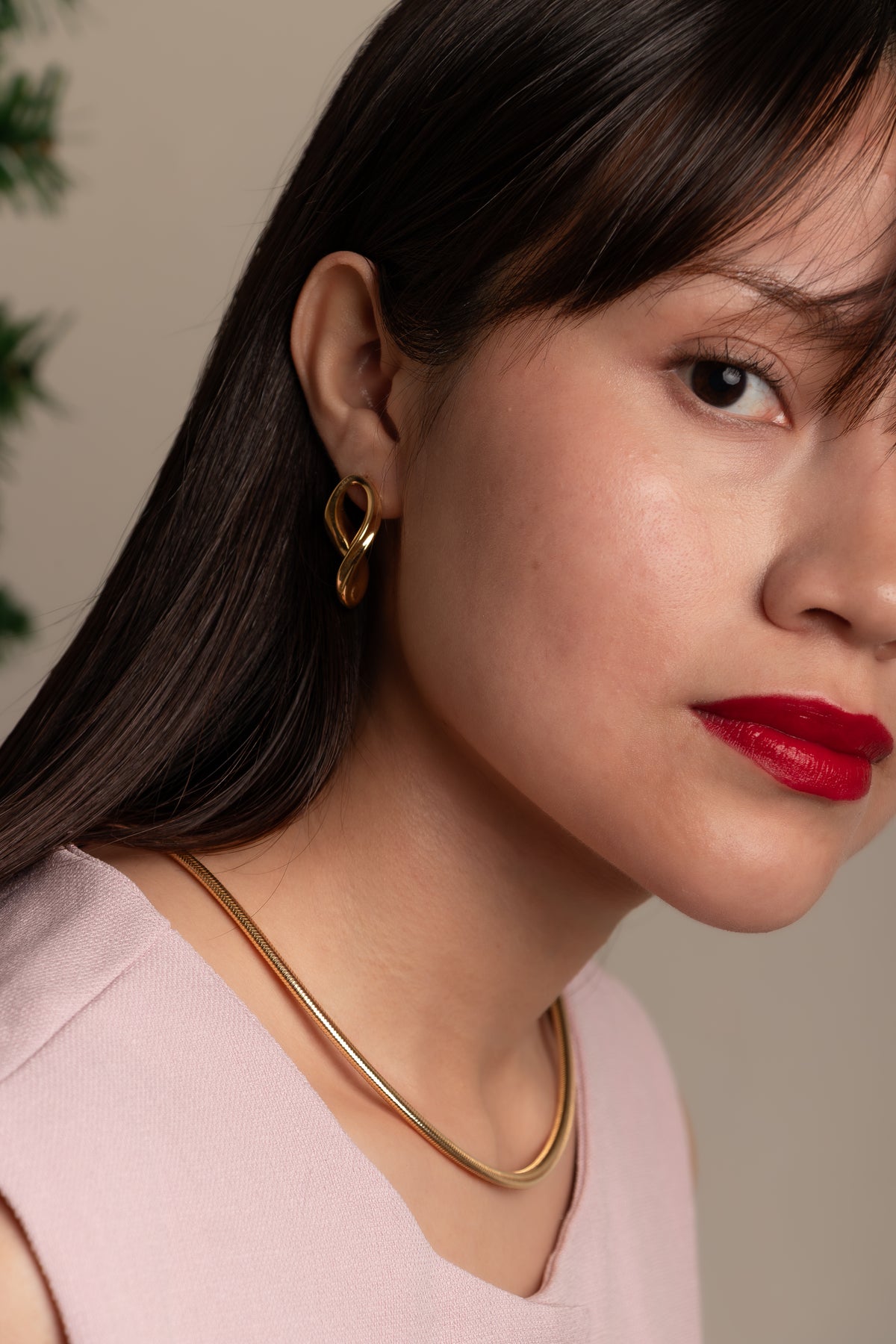 Aretes esculturales en oro 18k