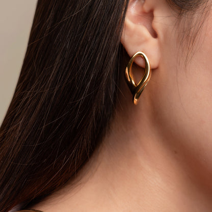 Aretes esculturales en oro 18k